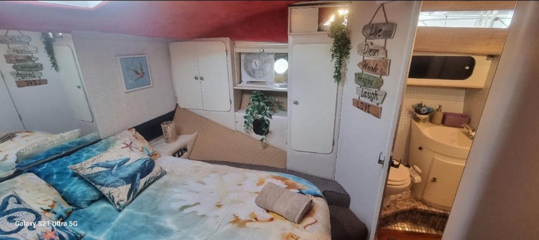 Beautiful And Comfy Boat In Barcelona With Boat Tour Option Hotel Exterior photo
