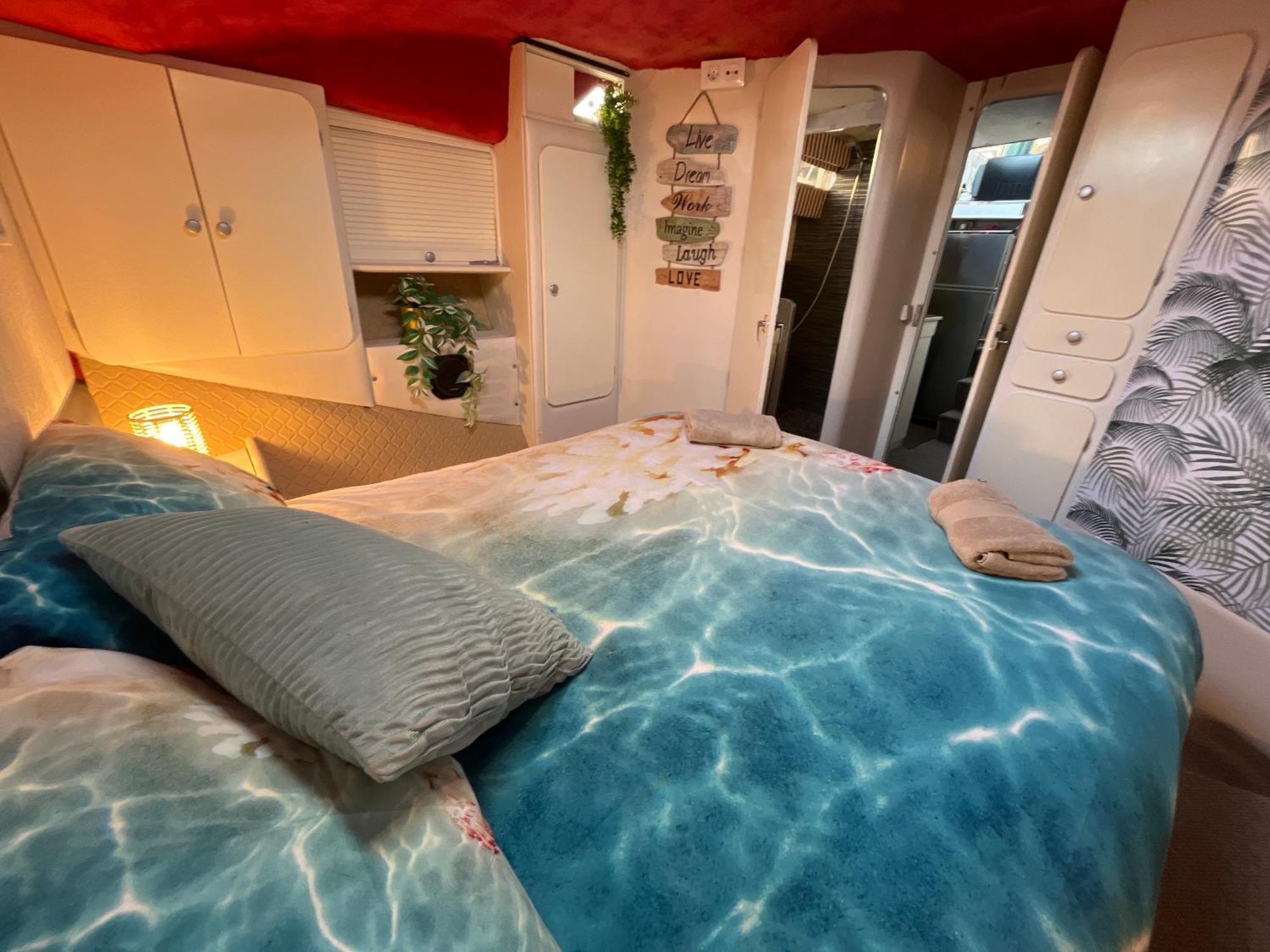 Beautiful And Comfy Boat In Barcelona With Boat Tour Option Hotel Exterior photo