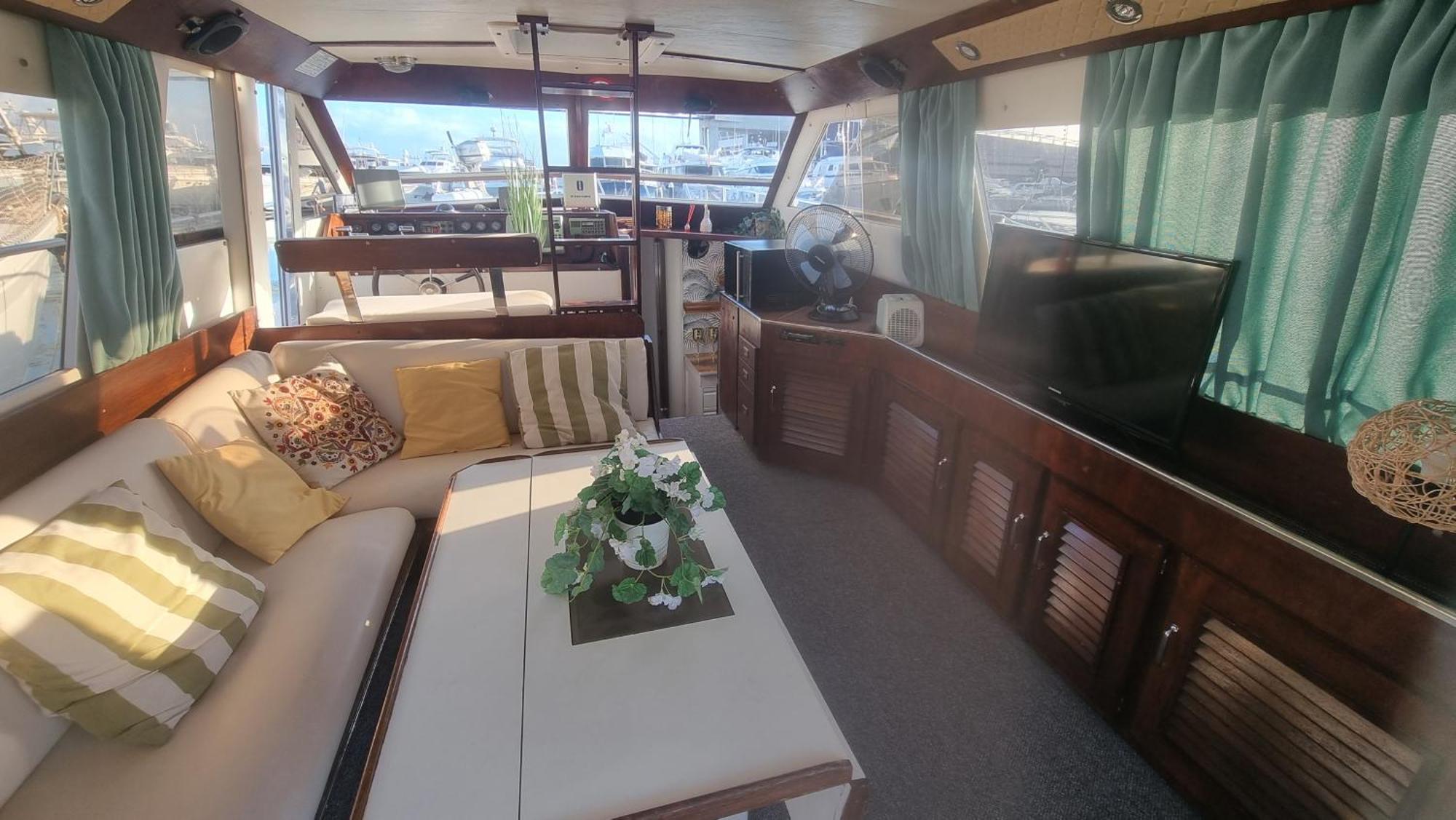 Beautiful And Comfy Boat In Barcelona With Boat Tour Option Hotel Exterior photo